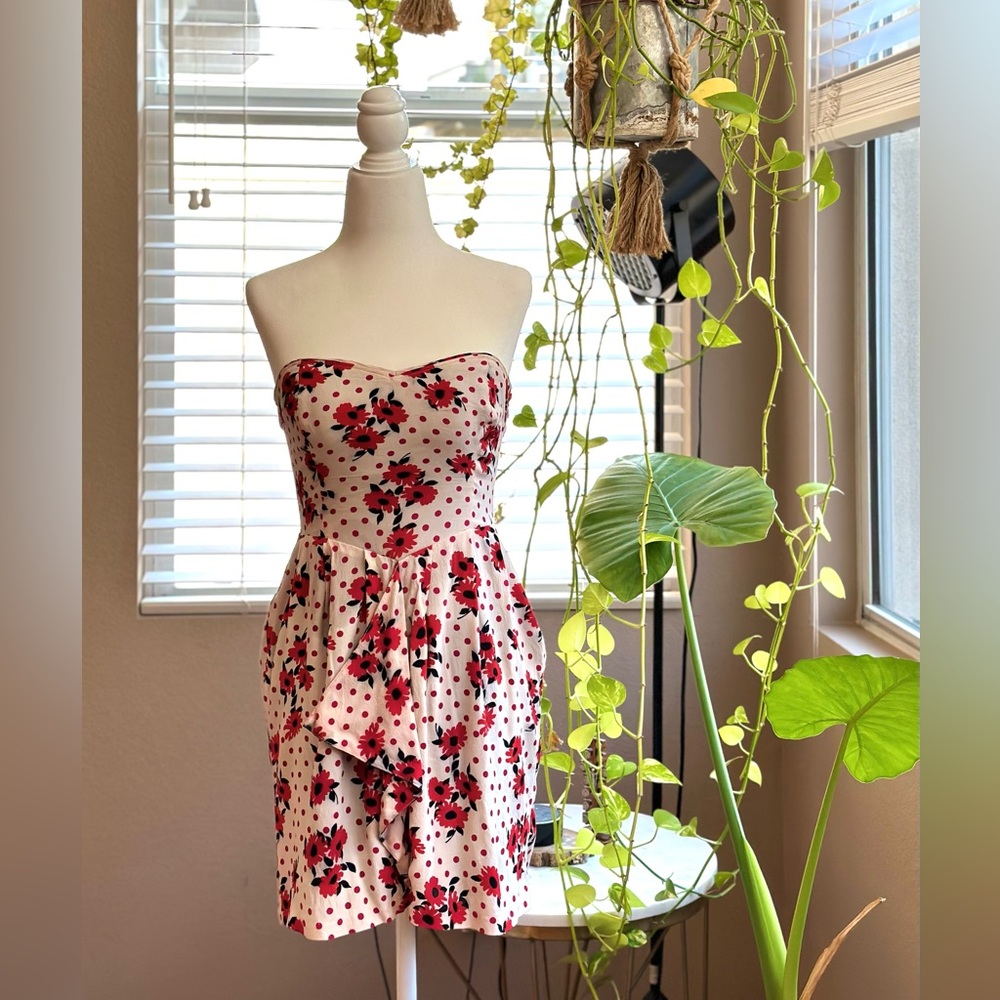 Operative/ strapless dress / size small